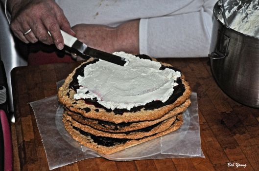 31Mar2013_1b_Captain's-Shack_Vincino_Torte-Base_Apply-Whipped-Cream