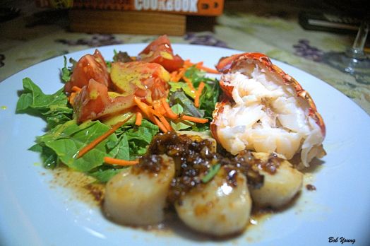 Braised Sea Scallops in a Butter and Garlic Sauce. Farm Fresh Salad. 1995 Ravenswood Winery Sangiacomo Chardonnay and Toasted Acme Bake Shop Sourdough. The wine went very well with dinner. This is still a superb wine whose time has come. Time to drink it.