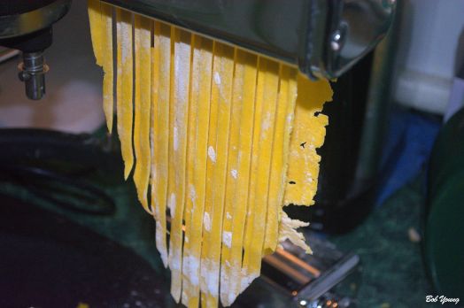 Increase the setting to number 2, and runn the dough through the machine again. And Voila! Fettucin