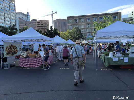 A busy market just before none o'clock this morning.