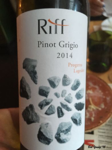 A good white wine goes with seafood.