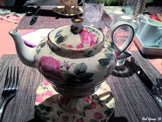 Interesting tea pot. The pot actually was made to fit into the cup. Look close.