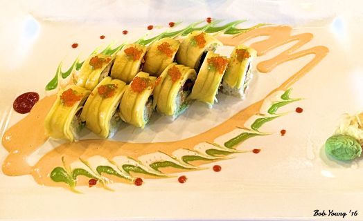 Robin had this awesome Special - Mango, Shrimp, Salmon, Avocado, Tuna and Tobl with an Appl;e and Mango Sauce.